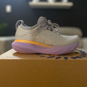 Women’s Asics Gel Nimbus 25 Size 5.5